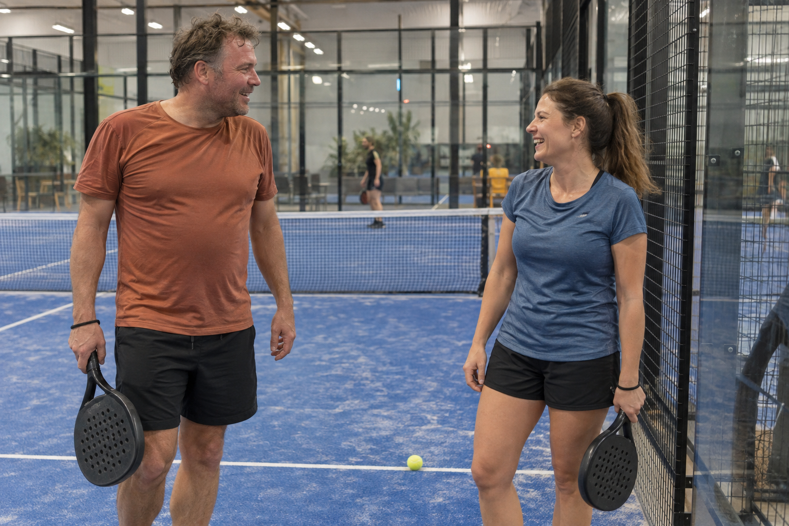 Twee sporters op een padelbaan